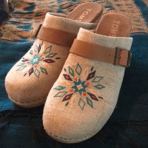 Toms Elisa Embroidered Clog
